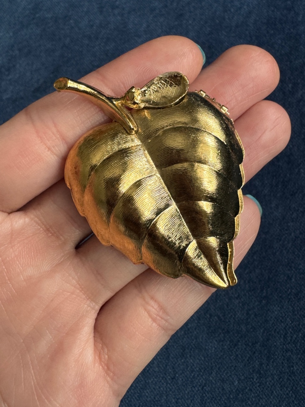 Vintage Avon‎ Gold Tone Leaf Perfume Holder Brooch Pin